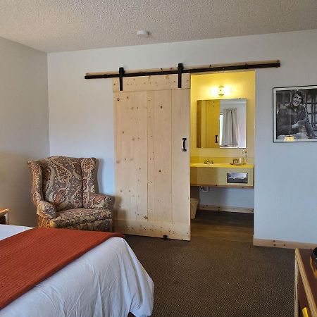 Warden Inn Deer Lodge Екстер'єр фото