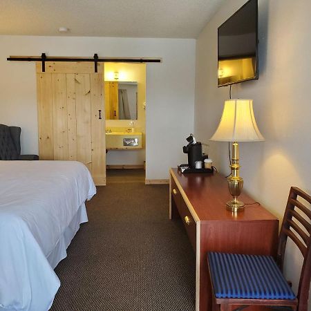 Warden Inn Deer Lodge Екстер'єр фото