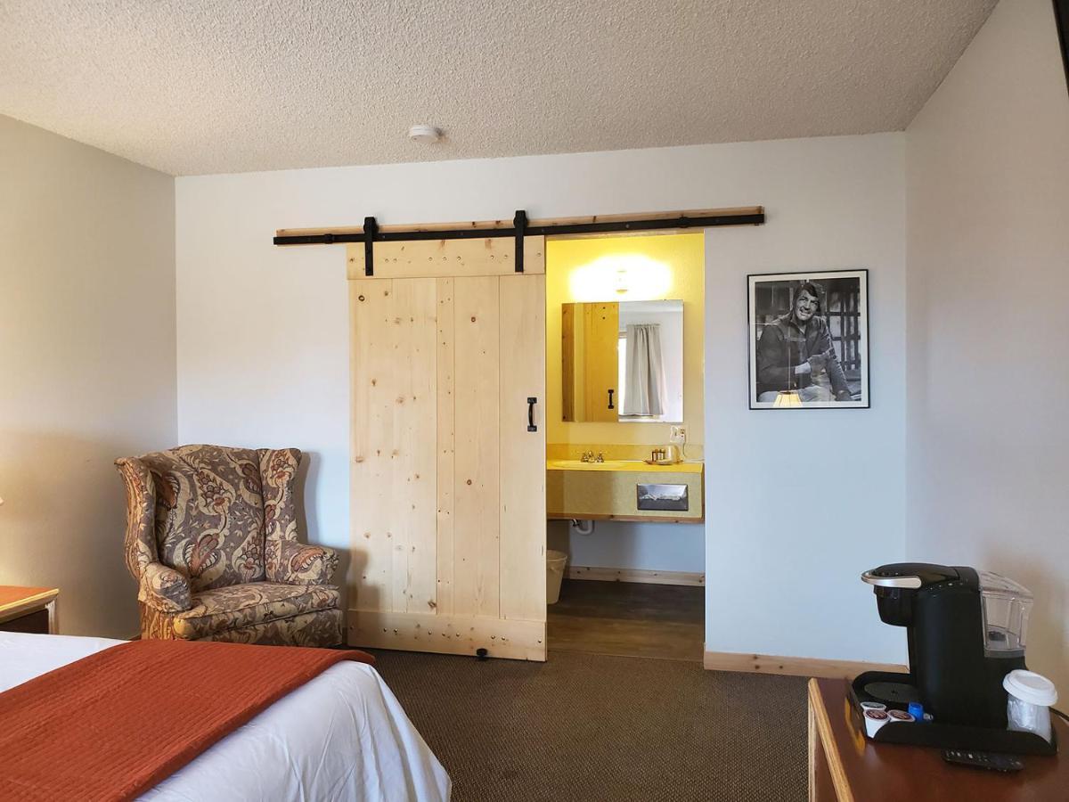 Warden Inn Deer Lodge Екстер'єр фото