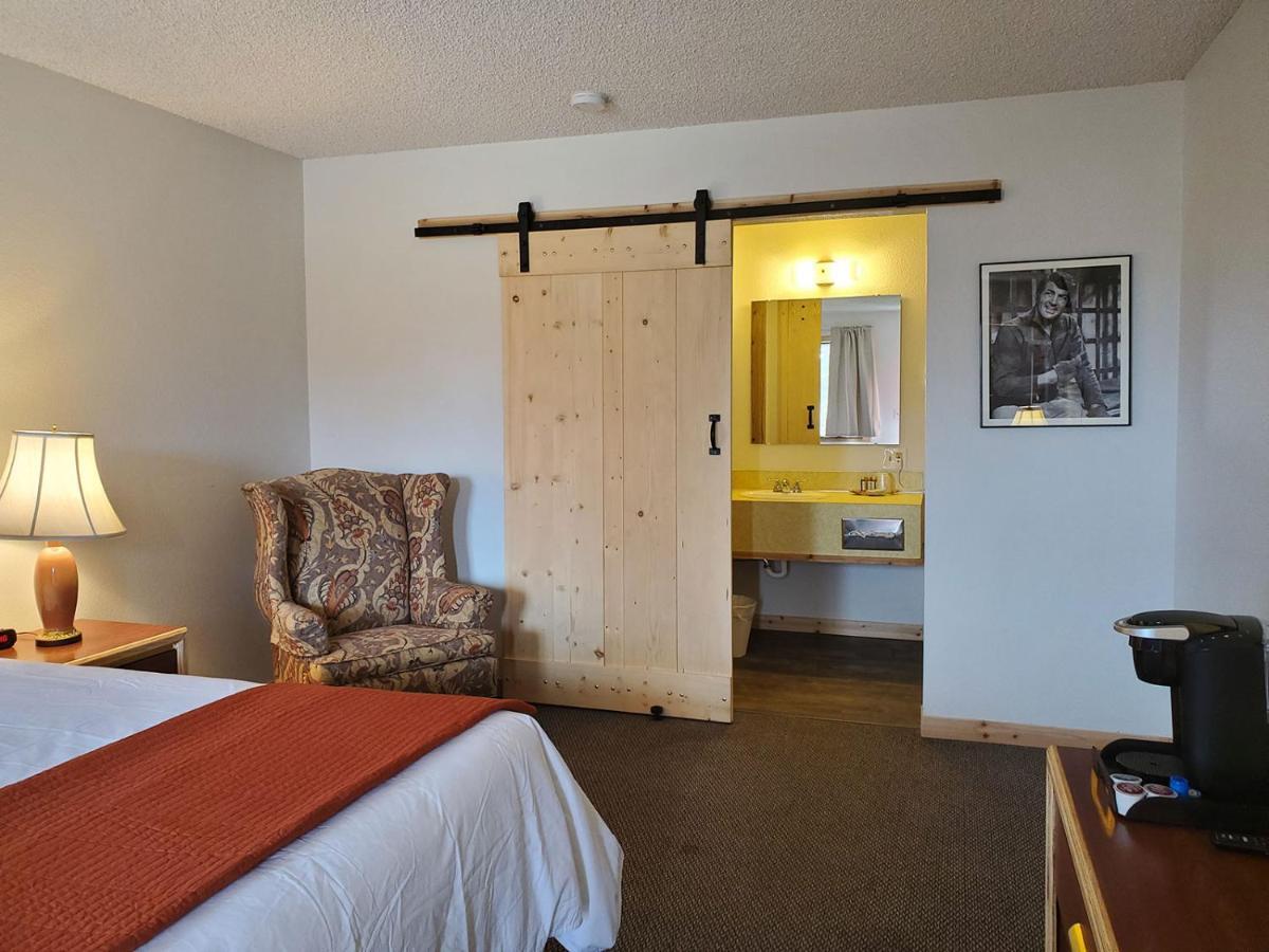 Warden Inn Deer Lodge Екстер'єр фото