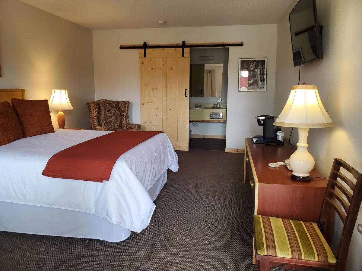 Warden Inn Deer Lodge Екстер'єр фото